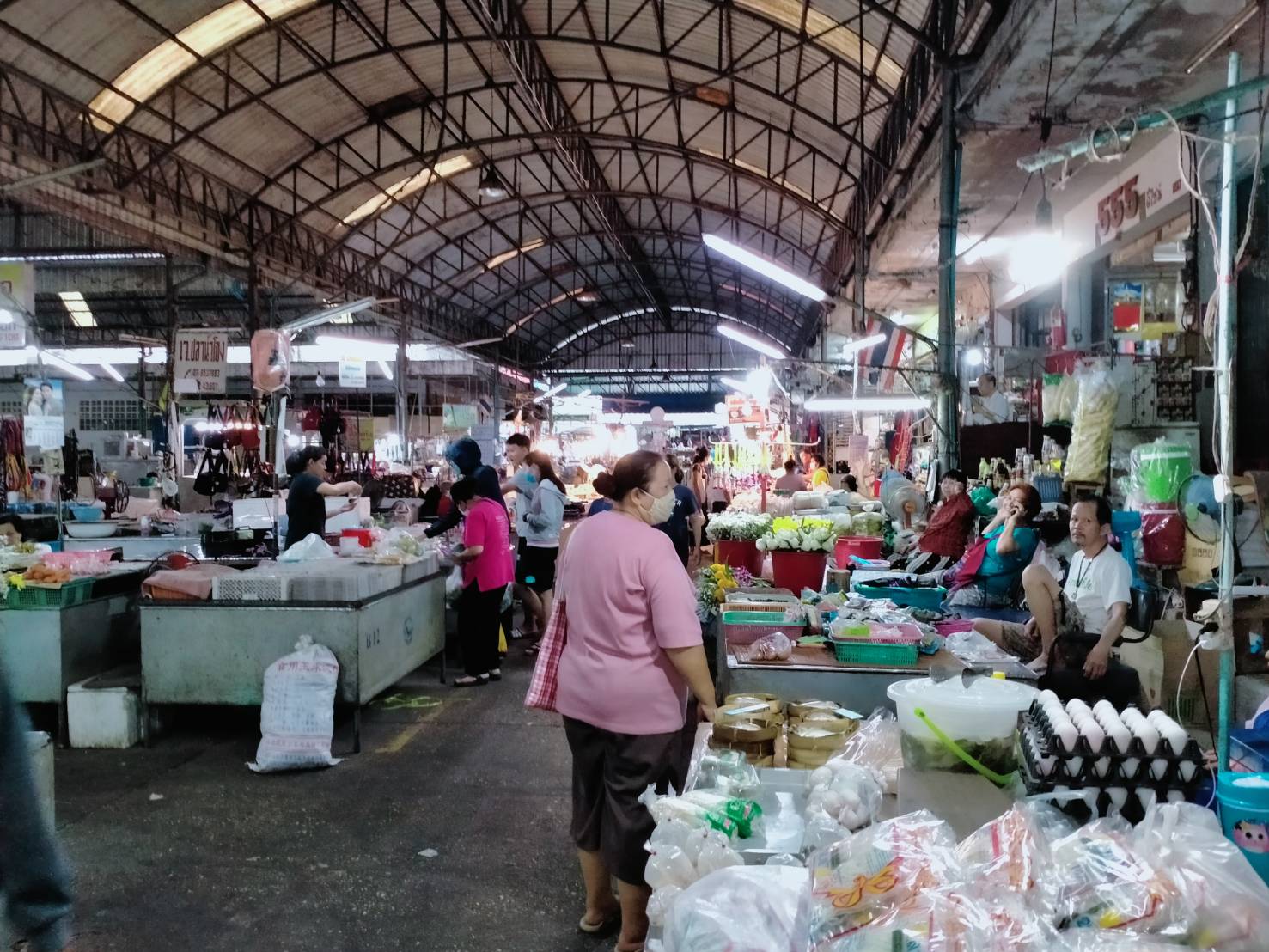 จี้ออกมาตรการจัดระเบียบตลาดสดเทศบาลเมืองท่าบ่อ หวั่นกลายเป็นแหล่งแพร่เชื้อ หลังพบทั้งพ่อค้าและแม่ค้า ลูกค้าส่วนใหญ่ไม่สวมหน้ากากอนามัย 