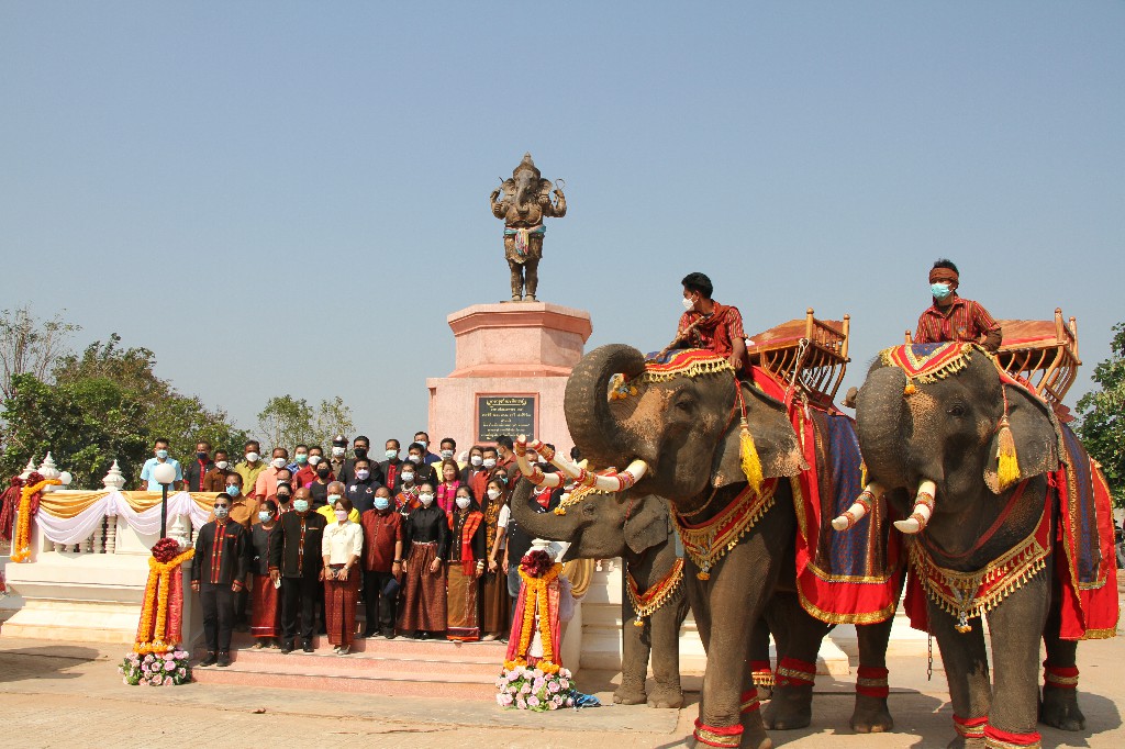   สุรินทร์จัดงานวันช้างไทยทำบุญอุทิศส่วนกุศลให้ช้าง-ควาญช้าง