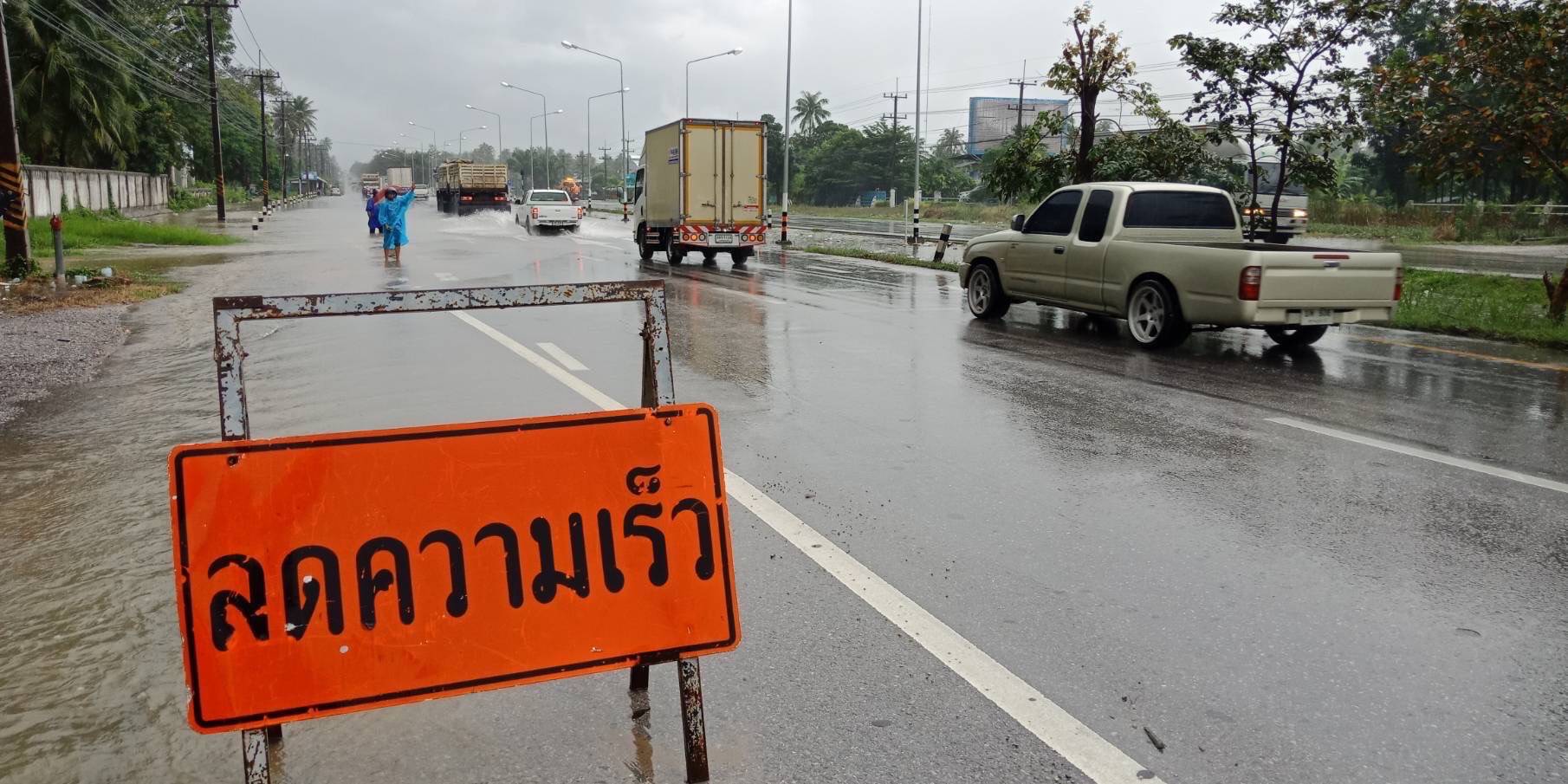 เตือนอันตรายน้ำข้ามถนนเพชรเกษมที่ทับสะแก กระทบขึ้นล่อง 14จังหวัดภาคใต้