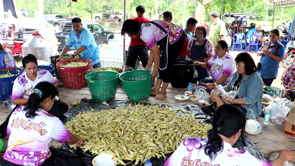 ชาวชุมชนบ้านหัวกรูดร่วมแรงทำขนมต้มโบราณกว่าพันห่อแจกงานทอดกฐิน