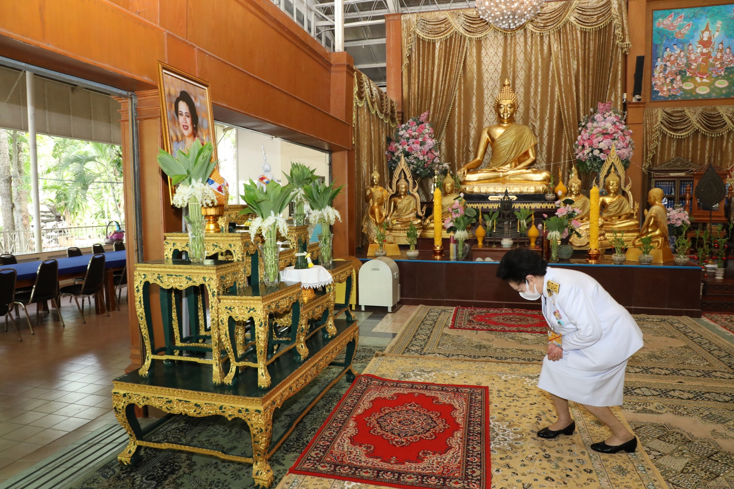 ในหลวง โปรดเกล้าฯ พระราชทานสิ่งของ ถวายพระภิกษุและสามเณร โรงเรียนมหาวชิราลงกรณราชวิทยาลัย 