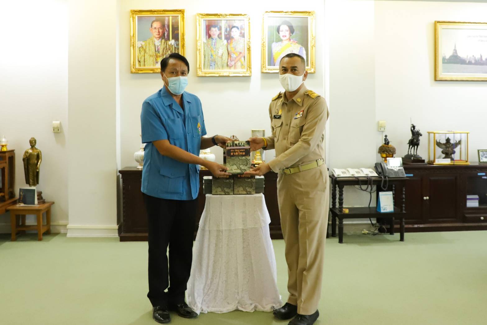 ผู้ว่าฯสุโขทัย มอบหนังสือประวัติศาสตร์ชาติไทยฯ  ให้ศธ.จังหวัดเผยแพร่เด็กและเยาวชน