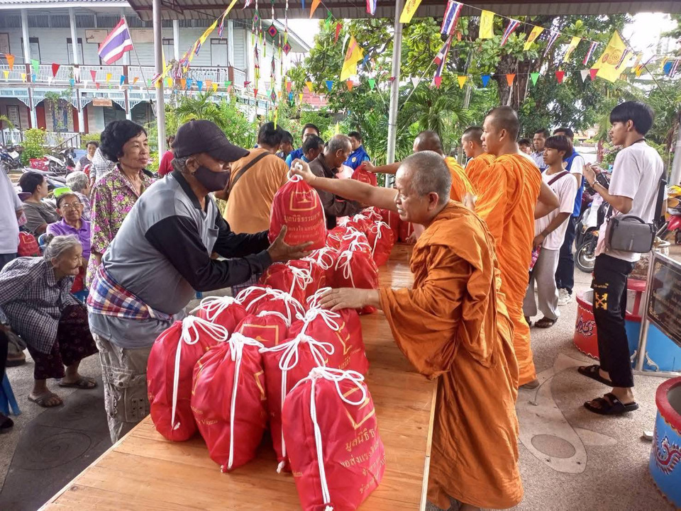 วัดพระธรรมกายส่งถุงยังชีพ ช่วยผู้ประสบภัยน้ำท่วมผักไห่ อยุธยา