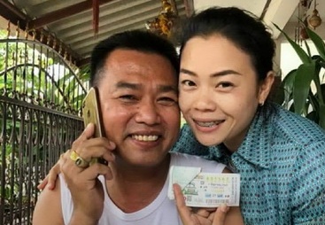 สุดเฮง! สองผู้คุมเรือนจำประจวบถูกรางวัลที่ 1 รับคนละ 6 ล้าน