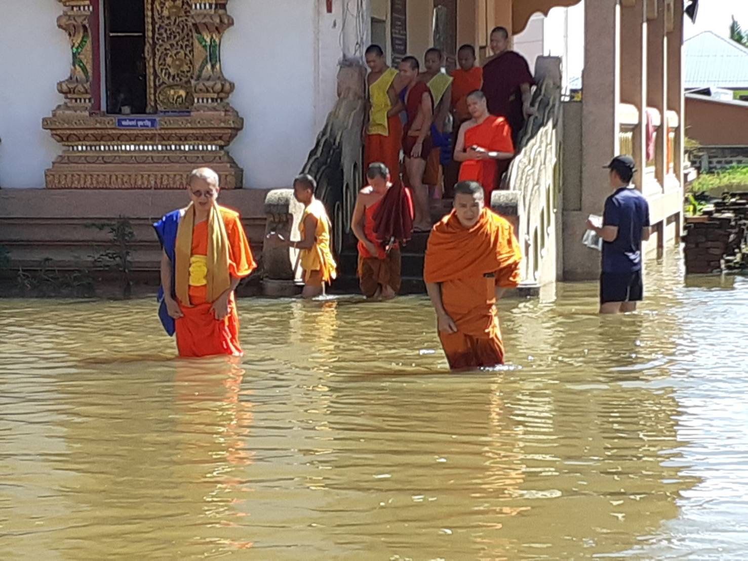 ลำพูน น้ำยังท่วมขยายวงกว้างต่อเนื่องทั้งวัดโรงเรียน โบรานสถานเก่าแก่หลายร้อยปีเสี่ยงพัง
