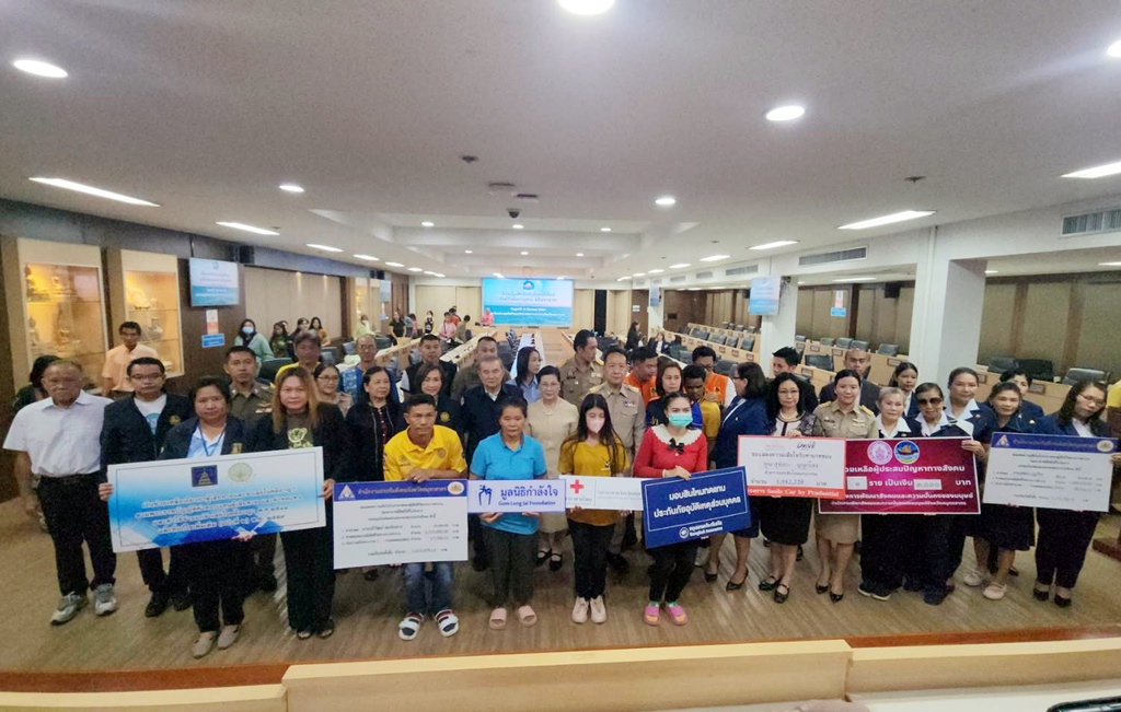 ผู้ว่าฯสมุทรสาคร มอบสิทธิประโยชน์และเงินช่วยเหลือแก่ครอบครัวผู้เสียชีวิตคานถล่ม 