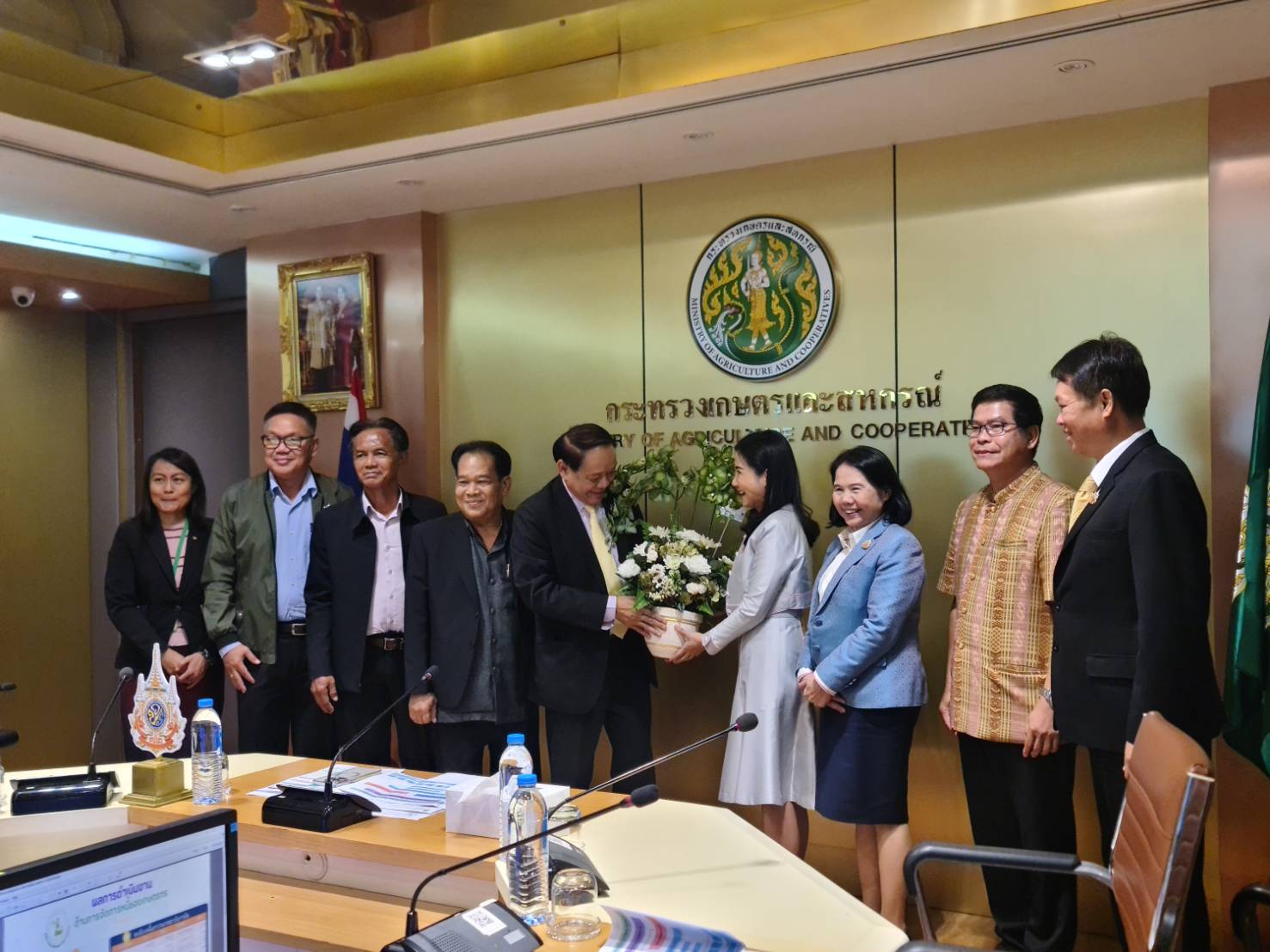 รมว.เกษตรพร้อมขับเคลื่อนงานกองทุนฟื้นฟูและพัฒนาเกษตรกรเพื่อช่วยเหลือแก้ไขหนี้สิน  ไม่ต้องมาค้างแรมร้องเรียน