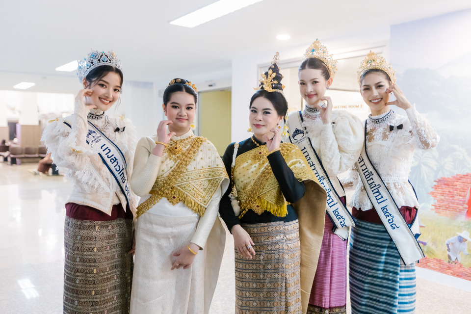 “มาดามหยก กชพร เวโรจน์” ร่วมขบวน "Change Together & Indy Team By มาดามหยก" สืบสานวัฒนธรรมล้านนา ในงานยี่เป็งเชียงใหม่ 2568