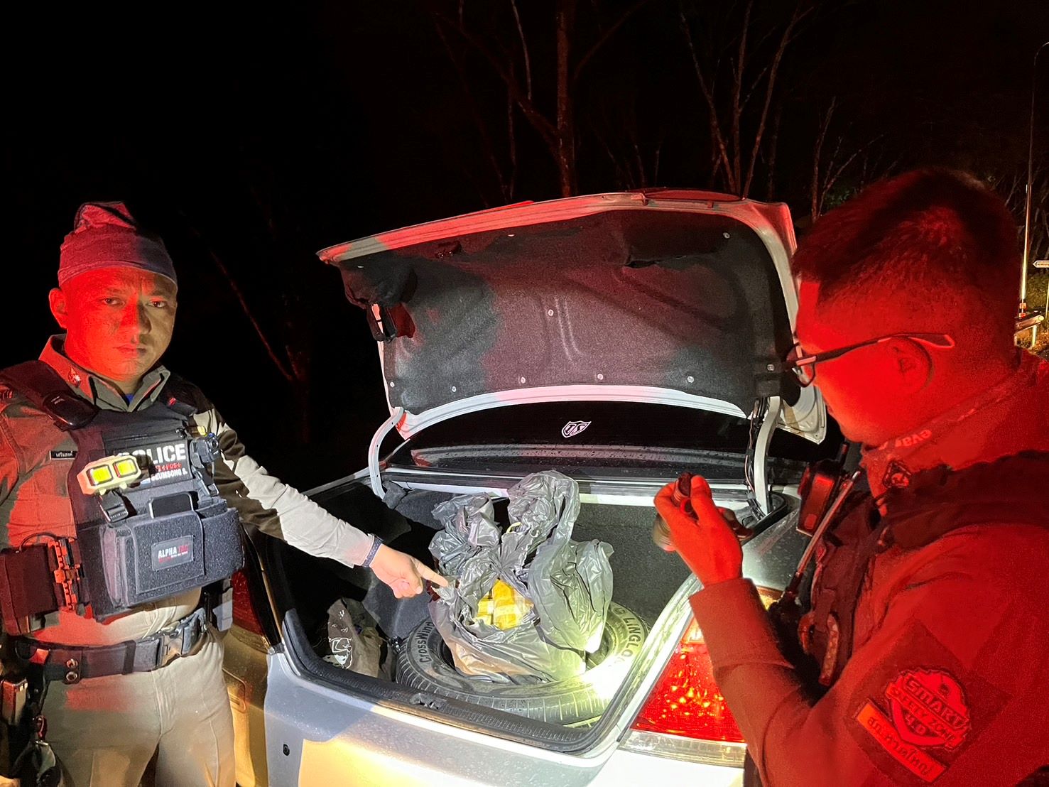 ตำรวจสายตรวจ 191 ไล่ล่าระทึกกลางเมืองหาดใหญ่สะกัดรถเก๋งขนยาบ้ากว่า1แสนเม็ดชนแผงกั้นทิ้งรถหนี