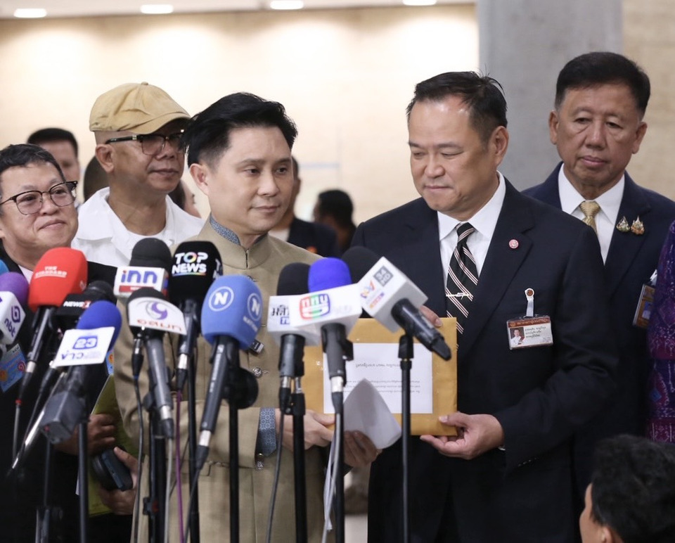 “ปานเทพ”บุกสภา ลุยยื่นหนังสือด่วนถึง “นายกฯ” ขอยกเลิก MOU43-44