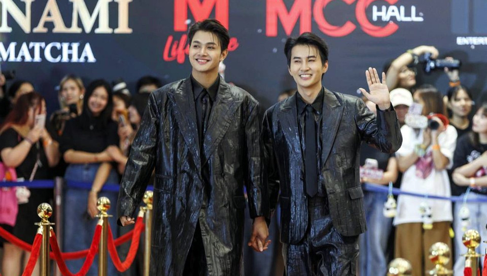 “เล้ง–แสตมป์” คู่จิ้นโอทอปสุดฮอต! นำทัพนักแสดง 3 ซีรีส์มาแรง เดินพรมแดง MAYA TV AWARDS 2025