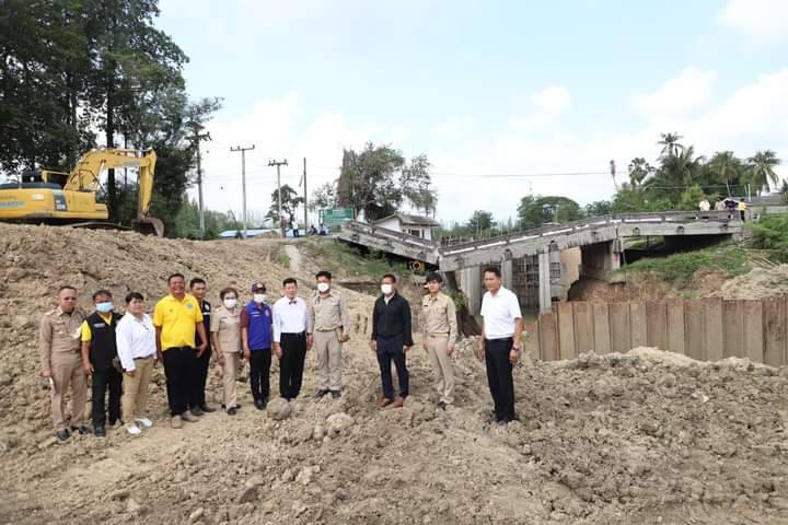 นอภ.เมืองตาก รุดตรวจสะพานข้ามคลองชลประทาน บ้านห้วยทรายสองทรุดตัว