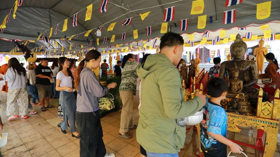 แน่นวัด! นักท่องเที่ยวไทย-เทศ แห่สรงน้ำพระ “วัดหนองแวง” เสริมสิริมงคลวันครอบครัว