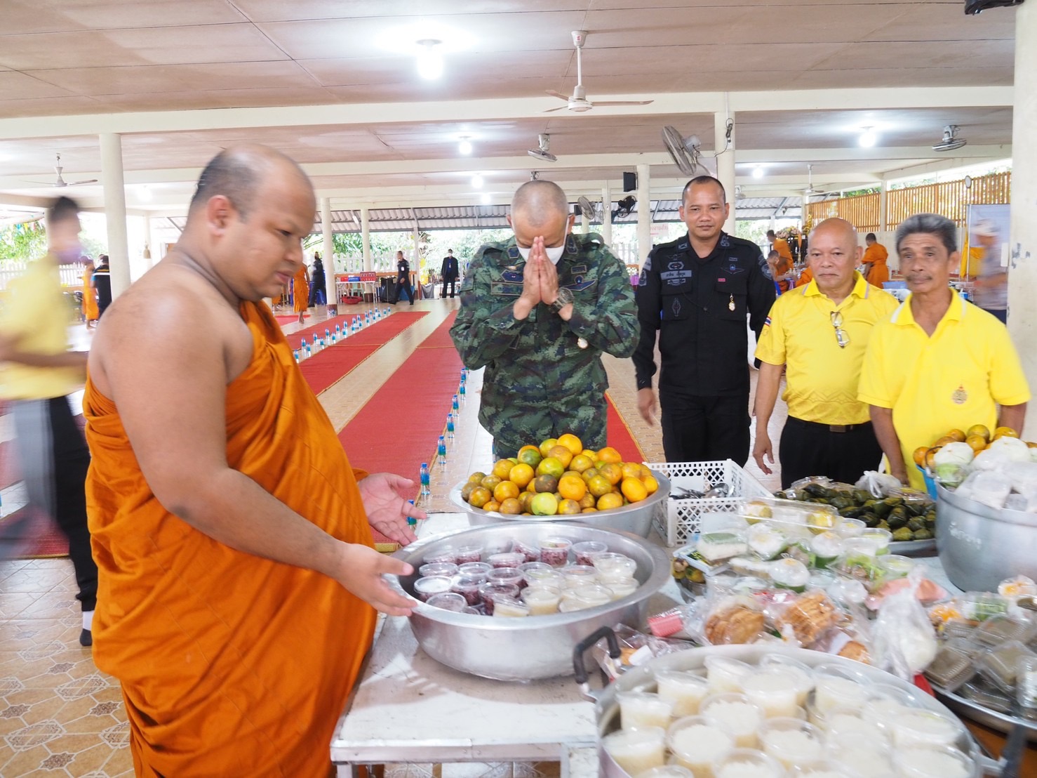 ผอ.ศปพร.และส่วนราชการในพื้นที่ถวายภัตตาหารเพลพระสงฆ์ถวายเป็นพระราชกุศล'เจ้าฟ้าพัชรกิติยาภาฯ'   