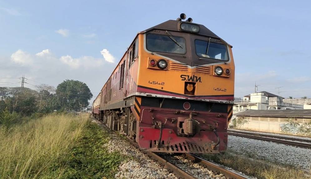 รถไฟสายใต้หยุดวิ่งรถไฟตกรางที่สถานี บางสะพาน