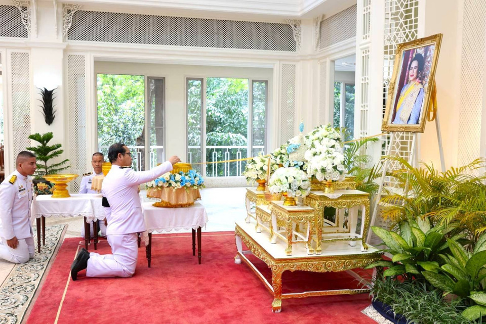 พระตำหนักภูพานราชนิเวศน์ เปิดให้พสกนิกร ถวายน้ำสรงพระบรมศพ ลงนามถวายความอาลัย แด่สมเด็จพระพันปีหลวง