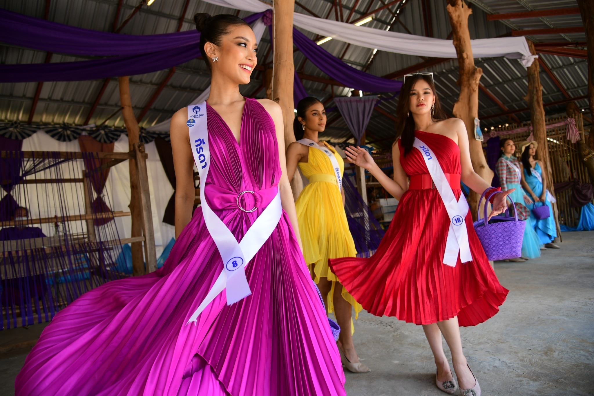 24 สาวงามสัมผัสภูมิปัญญา “ผ้าทอลายขิด” หัตถกรรมชาวไทอำนาจ