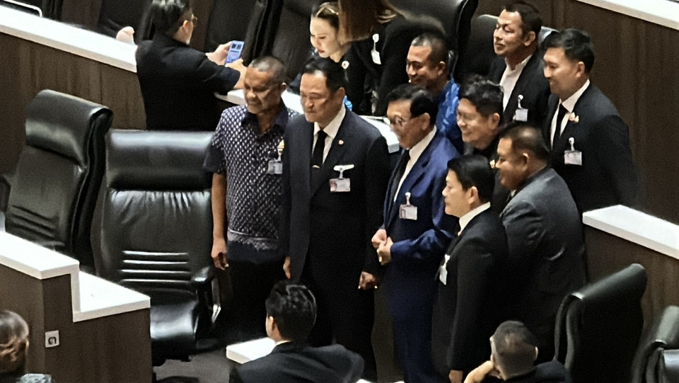 “อนุทิน” โผล่สภาฯ หลังภารกิจทำเนียบฯ ห้องประชุมคึกคัก สส.แห่ทักทายไม่ขาดสาย