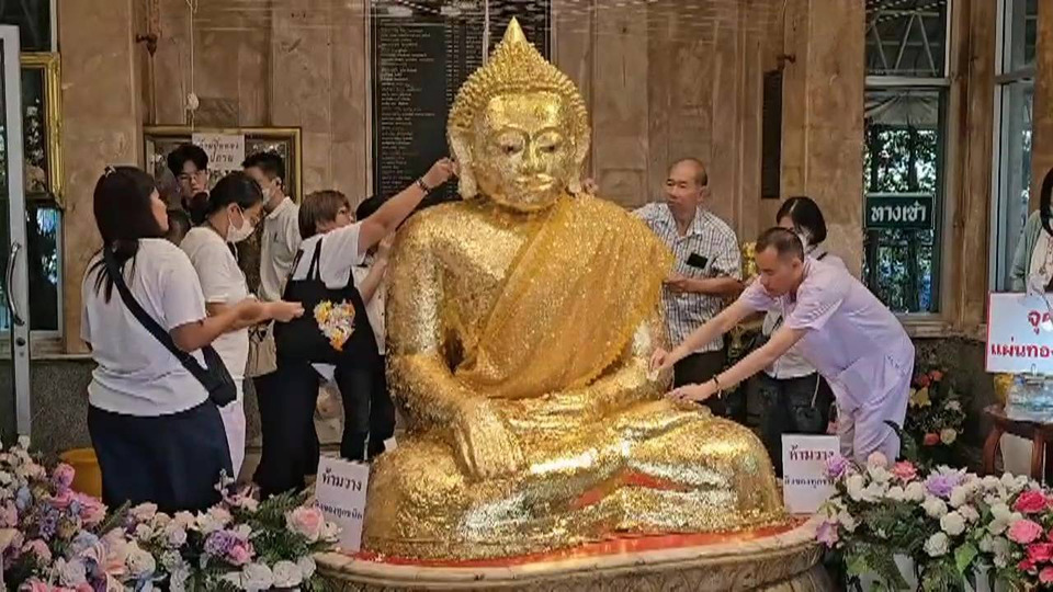ศรัทธาล้นวิหาร! ประชาชนนับหมื่นต่อคิวรับปฏิทิน ‘หลวงพ่อสำเร็จศักดิ์สิทธิ์’ เสริมสิริมงคลรับปีใหม่ 2569