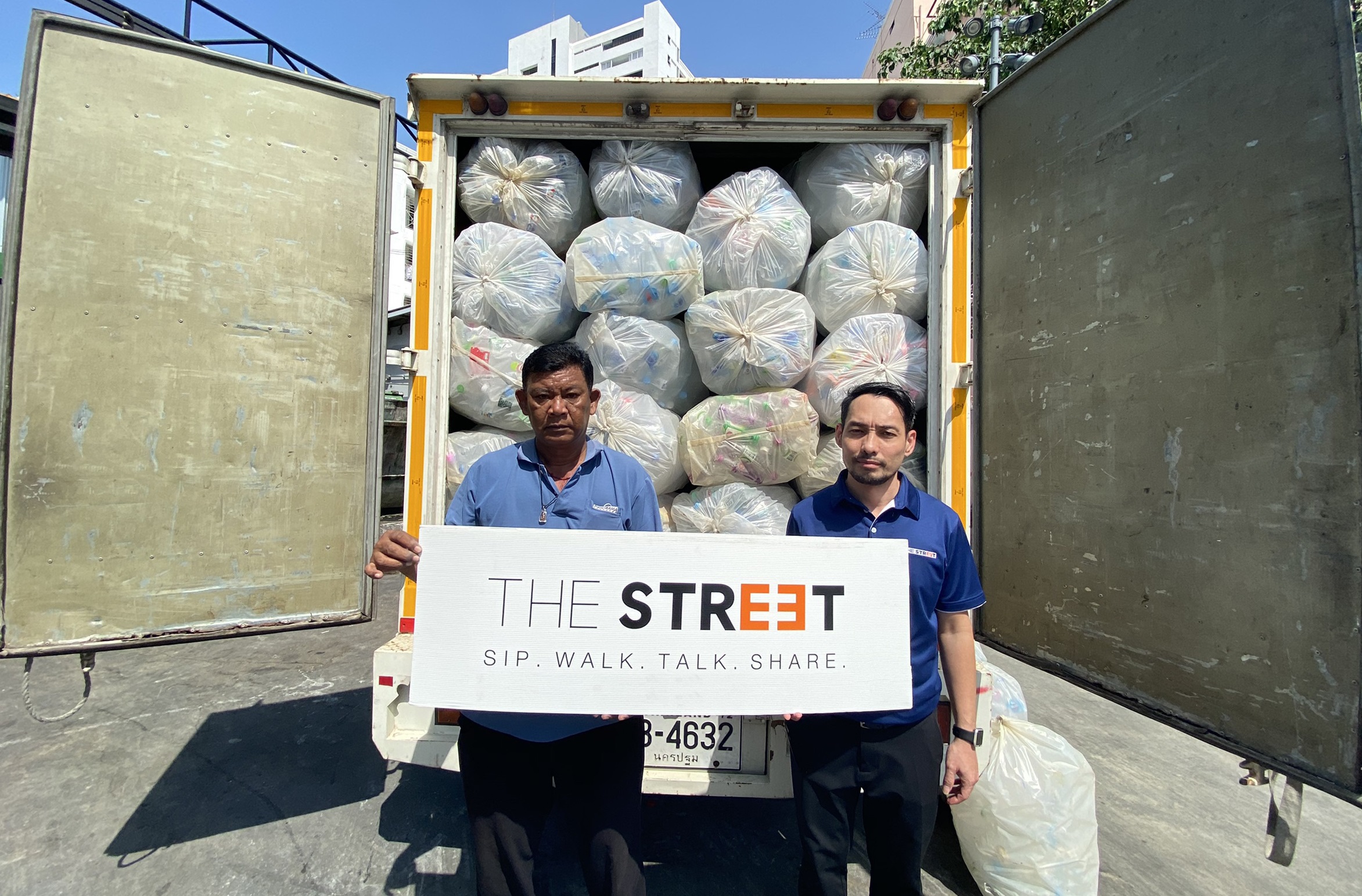 ศูนย์การค้า เดอะ สตรีท รัชดา มอบขวดพลาสติกใส เพื่อผลิตชุด PPE ส่งต่อให้บุคลากรทางการแพทย์
