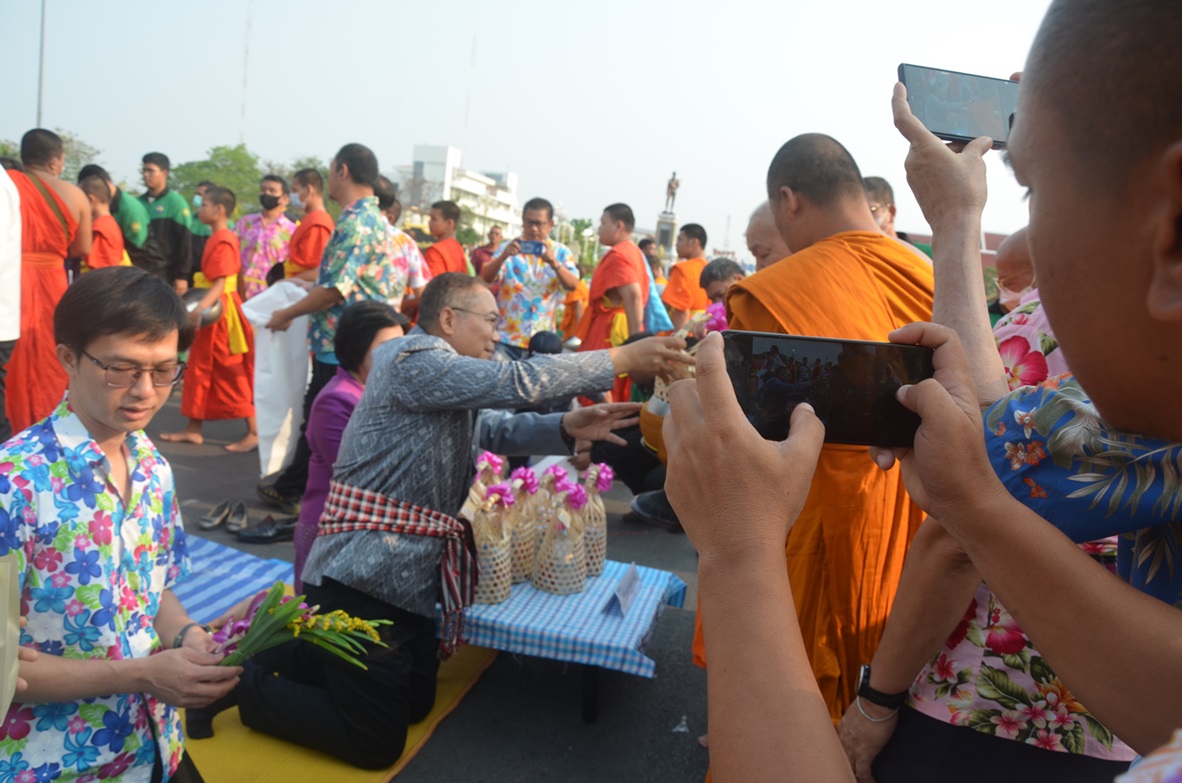 สงกรานต์ชัยภูมิสนุกสนานนำรถดับเพลิงกว่า 3 คันมาช่วยฉีดน้ำให้คลายร้อนตลอดงาน