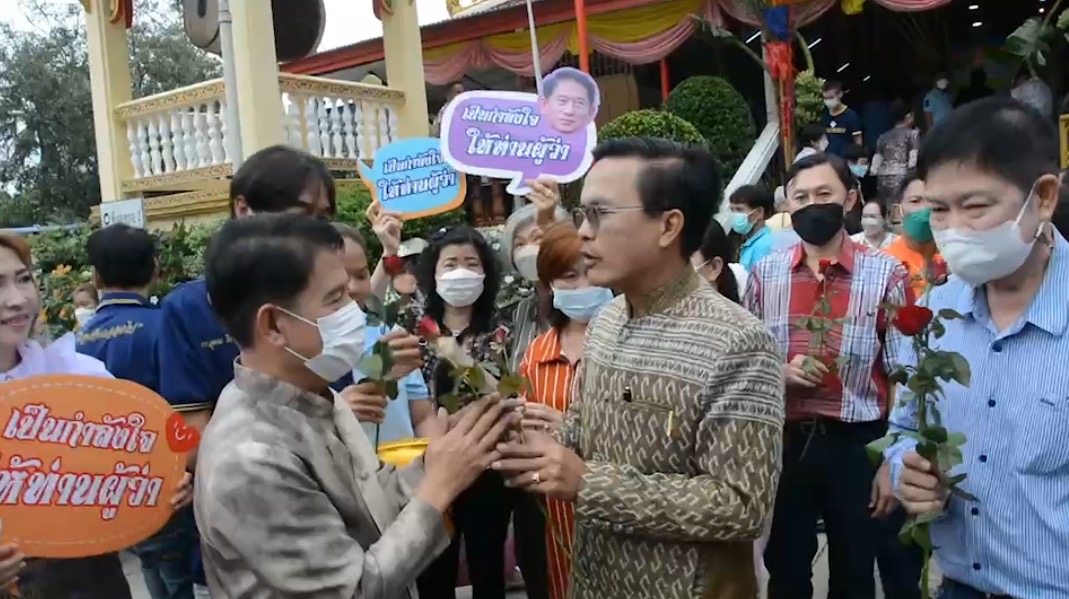 ชาวสุพรรณฯ แห่มอบดอกกุหลาบให้กำลังใจผู้ว่าฯ พร้อมส่งเสียงเชียร์สู้ๆ
