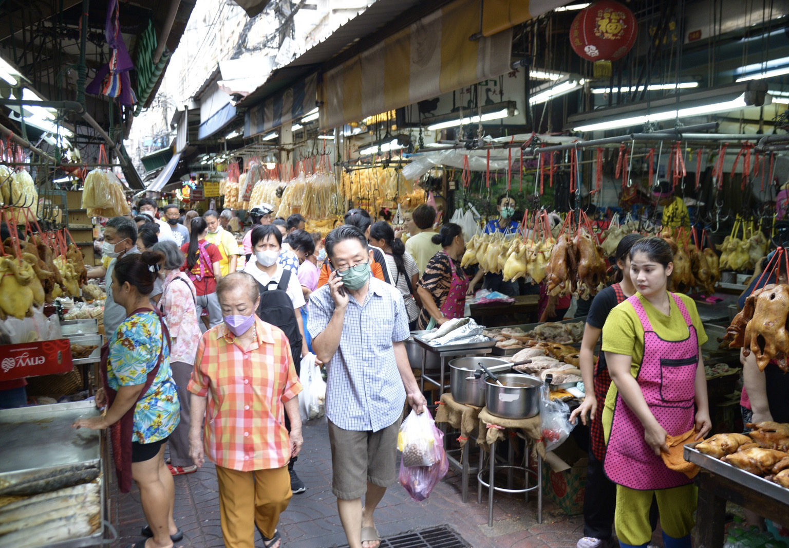 คึกคัก! ชาวไทยเชื้อสายจีนมาจับจ่ายซื้อเป็ด ไก่ และของเซ่นไหว้ ในช่วงเทศกาลสารทจีน