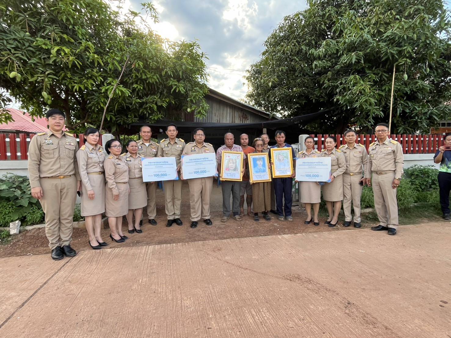 ผู้ว่าฯหนองคายมอบเงินช่วยผู้ประสบภัยพิบัติกรณีฉุกเฉินให้แก่ทายาทของผู้เสียชีวิต 3 รายจากเหตุตึกถล่มที่อำเภอเฝ้าไร่ 