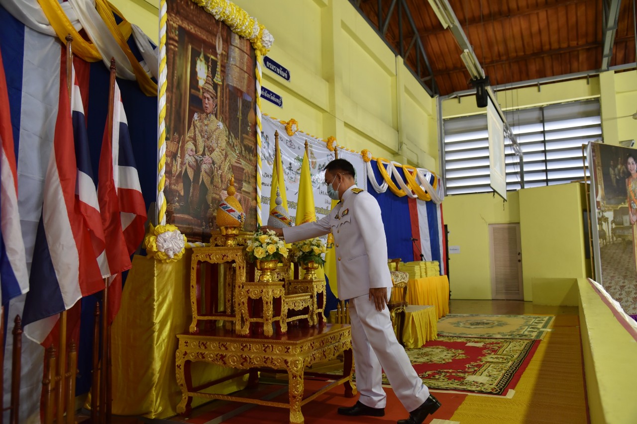  พระบาทสมเด็จพระเจ้าอยู่หัว โปรดเกล้าผู้ว่าฯ จันทบุรี มอบประกาศนียบัตรเเก่ผู้ต้องขังโครงการพระราชทานโคกหนองนาแห่งน้ำใจ
