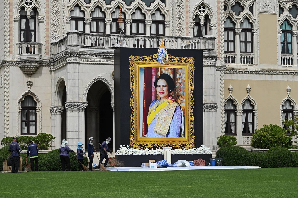 ทำเนียบฯอัญเชิญ พระฉายาลักษณ์ " สมเด็จพระพันปีหลวง" ประดิษฐานหน้าตึกไทยคู่ฟ้า