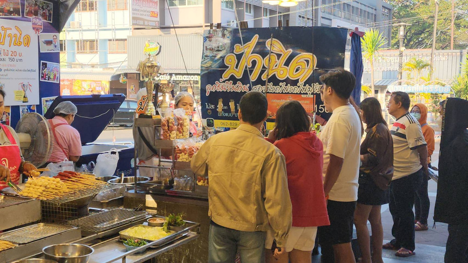 บุรีรัมย์คึกคักรับปีใหม่ “ลูกชิ้นยืนกิน” ขายดี คนแห่ยืนกิน–หิ้วเป็นของฝาก เร่งผลิตวันละกว่า 100 กก.