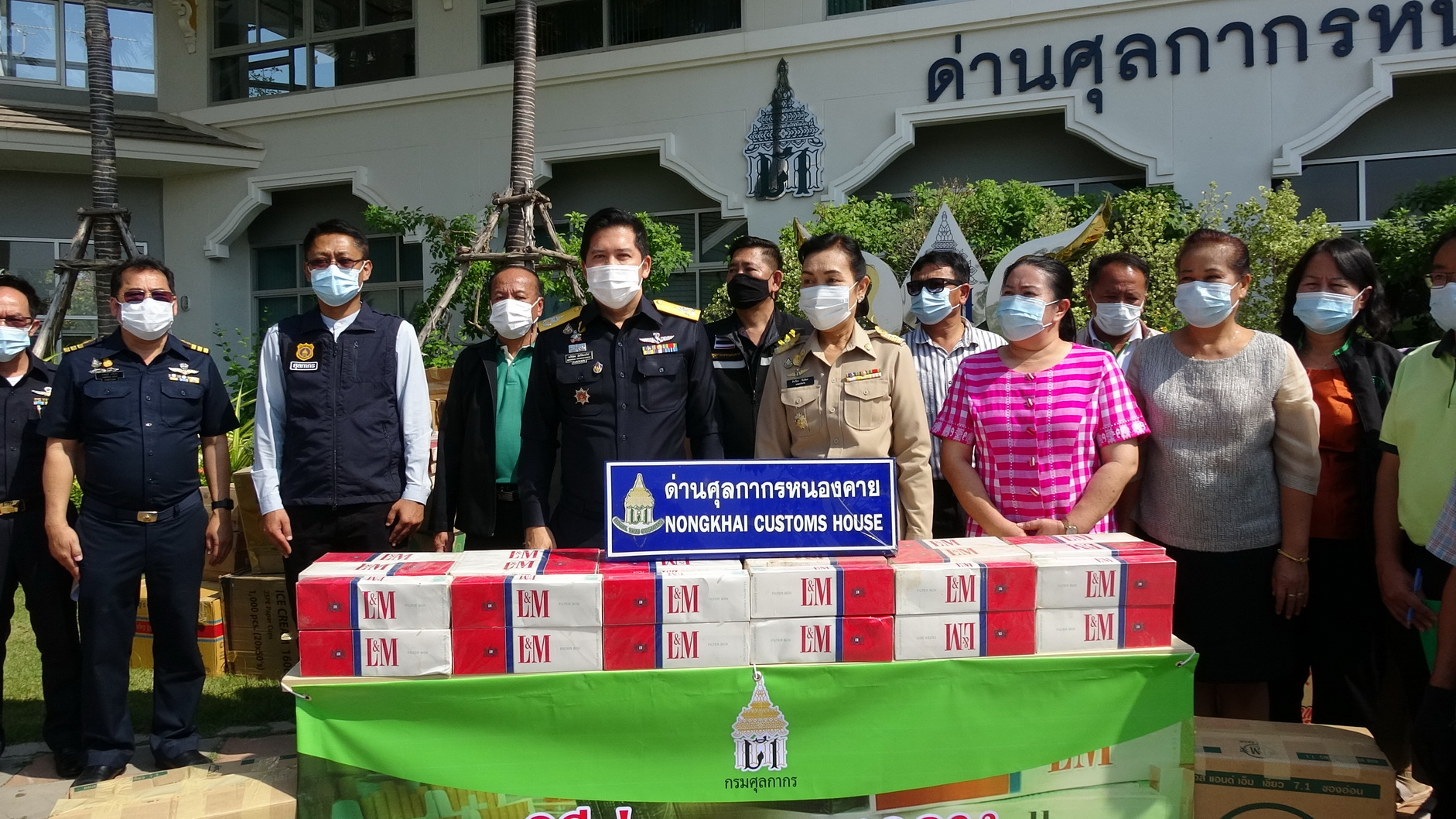 ด่านศุลกากรหนองคายส่งมอบบุหรี่ที่คดีสิ้นสุดให้เกษตรจังหวัดไปทำน้ำหมักชีวภาพ