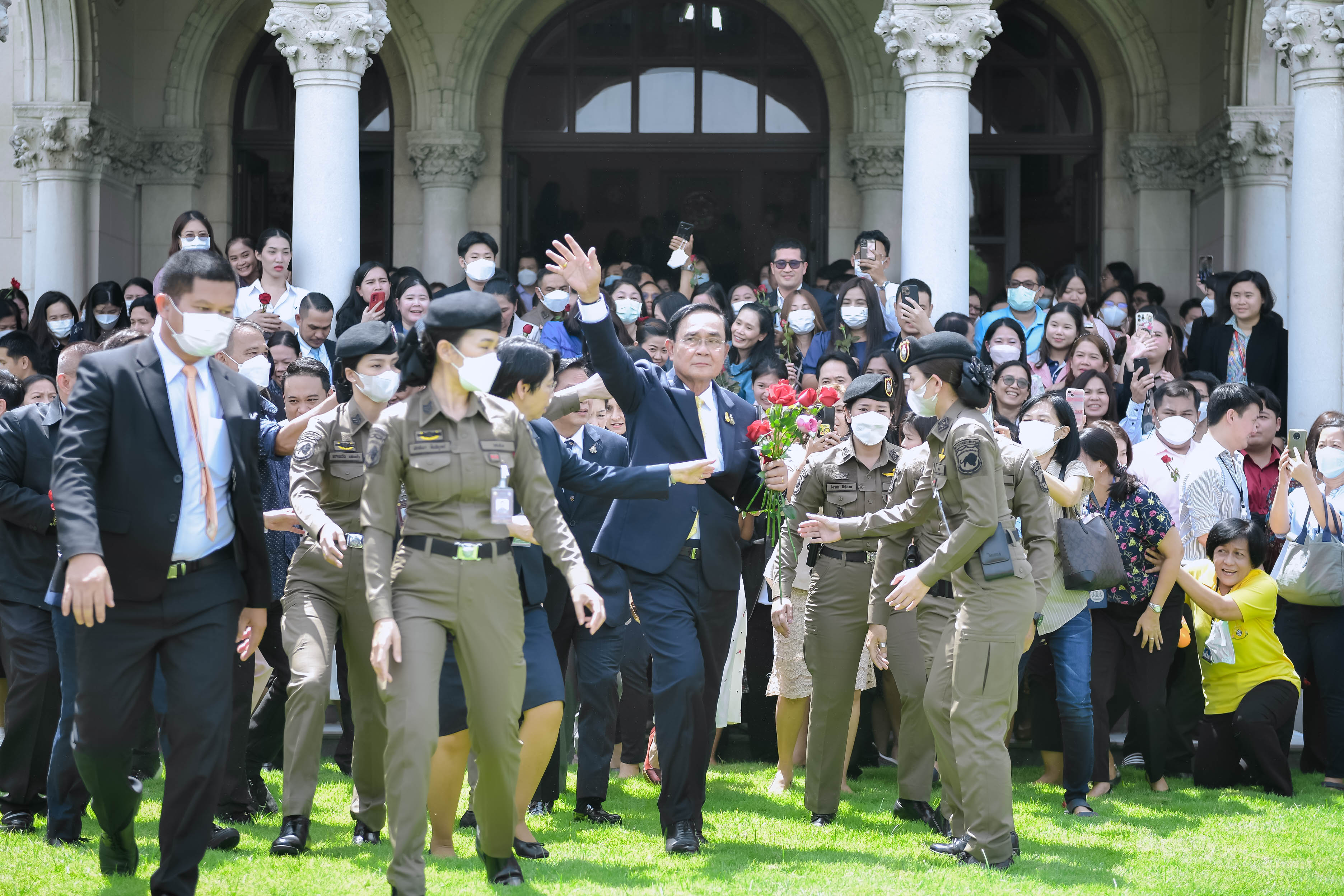 ปิดฉาก 9 ปี  "บิ๊กตู่" ร่วมกินมื้อกลางวัน สื่อทำเนียบฯ เปิดทาง นายกฯ คนใหม่เข้าไทยคู่ฟ้า ขรก.-จนท. ร่วมซึ้ง เปิดเพลงคำสัญญา สวมกอด "พีระพันธุ์-ธนกร" น้ำตาคลอ ก่อนเข้าบ้านพิษณุโลกสักการะ "ศาลท่านท้าวหิรัญพนาสูร"  