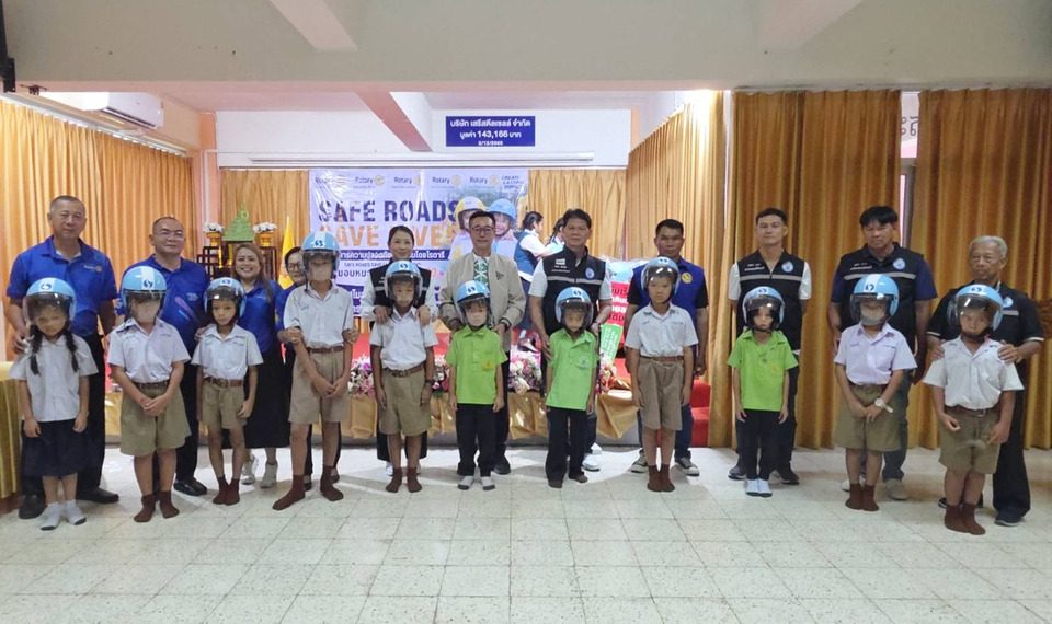 โรตารีกระทุ่มแบน มอบหมวกนิรภัยเด็กนักเรียน เดินหน้าโครงการ Safe Roads Save Lives ลดอุบัติเหตุ