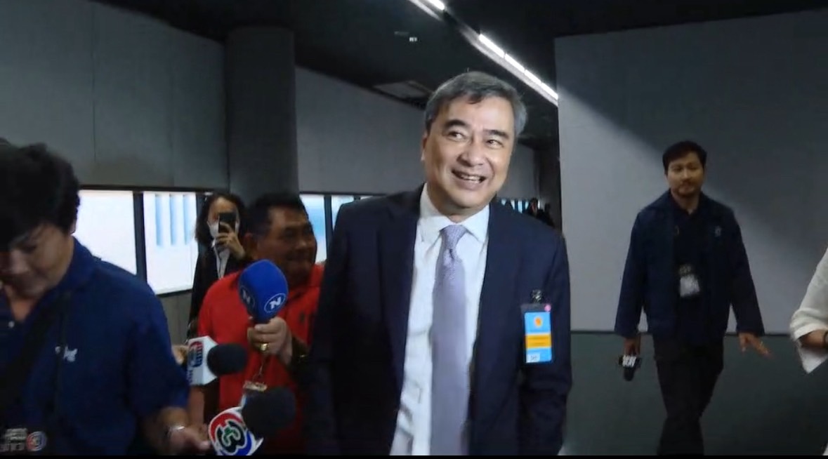 “อภิสิทธิ์” โชว์สเต็ปเดินถอยหลังบ่ายเบี่ยงตอบสื่อ ปมชายแดนไทย-กัมพูชา แซวช่างภาพเดินถอยหลัง ได้ฝึกกำลัง-สมอง