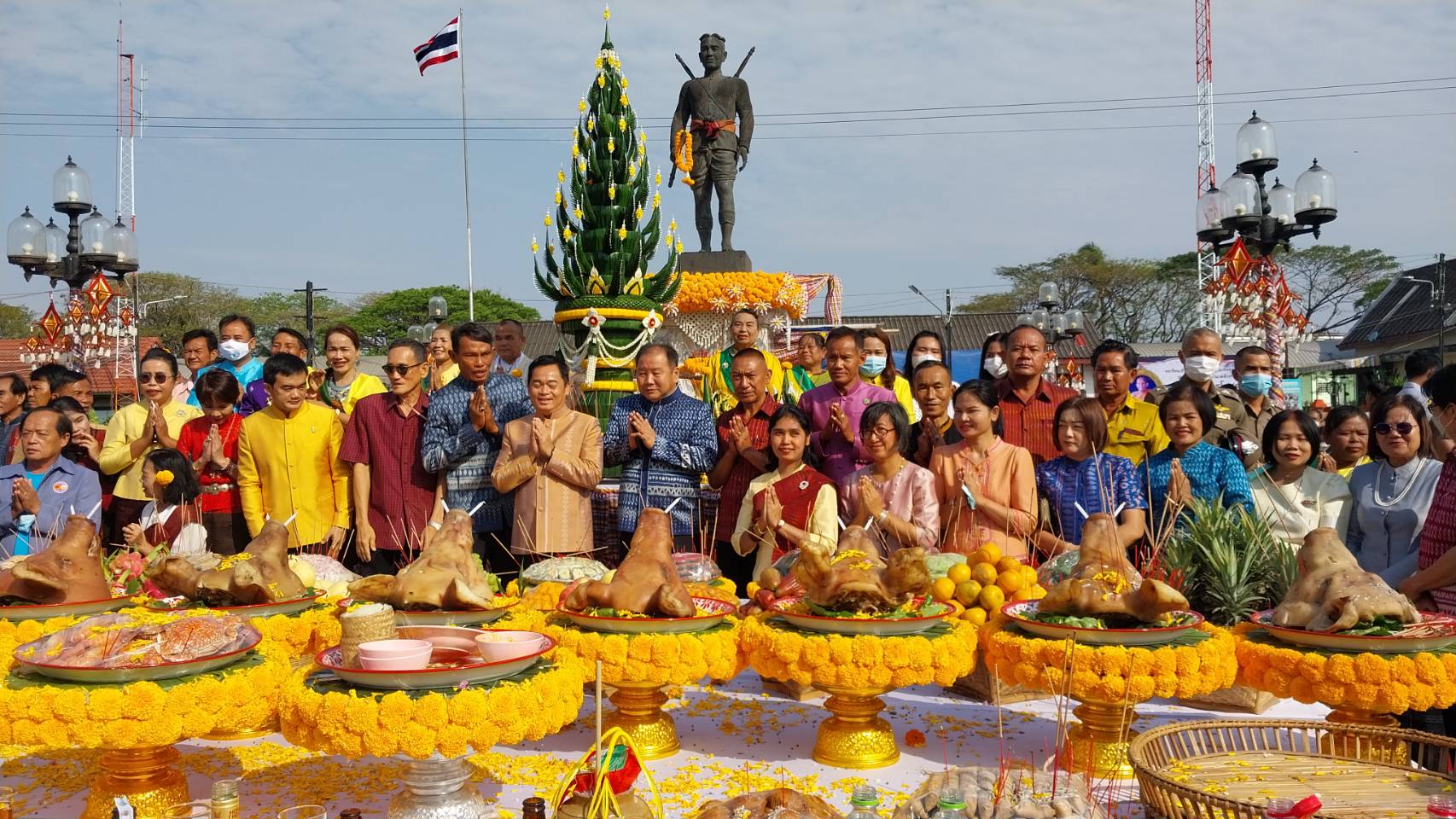  ชาวอำเภอศีขรภูมิประกอบพิธีบวงสรวง'หลวงไชยสุริยง'เจ้าเมืองคนแรกอย่างยิ่งใหญ่