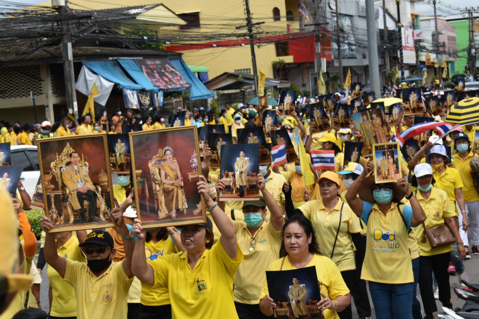 "คนรักในหลวงสตูล"สวมเสื้อเหลือง รวมพลรณรงค์ปกป้องสถาบันพระมหากษัตริย์ 