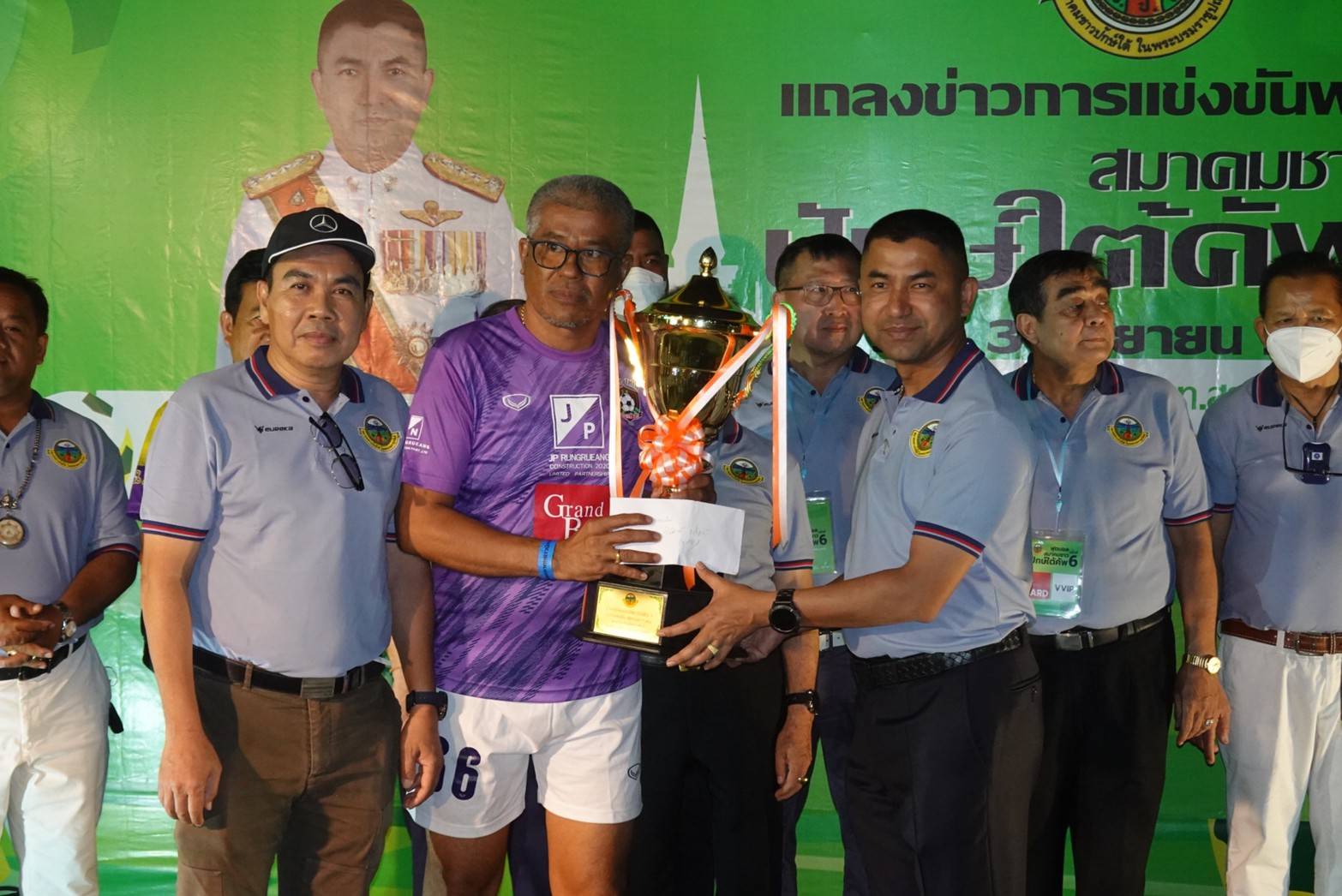 "บิ๊กโจ๊ก"มอบถ้วยรางวัลการแข่งขัน ฟุตบอลสมาคมชาวปักษ์ใต้คัพ ครั้งที่ 6