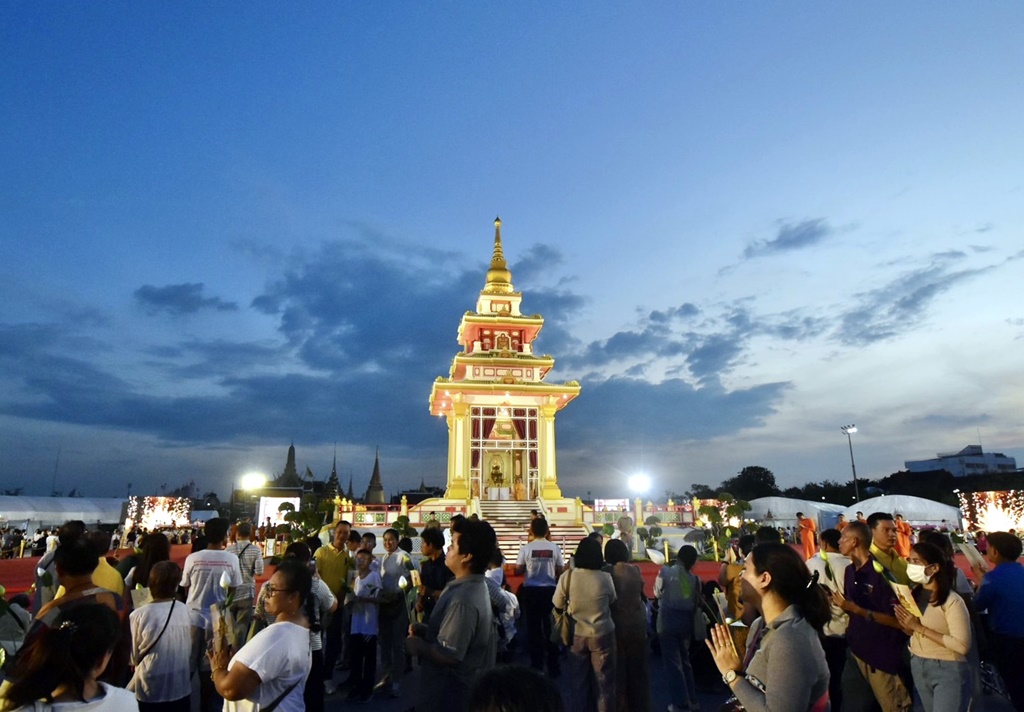 ประชาชนแห่กราบสักการะพระบรมสารีริกธาตุ "พระเขี้ยวแก้ว" เพื่อความเป็นสิริมงคล