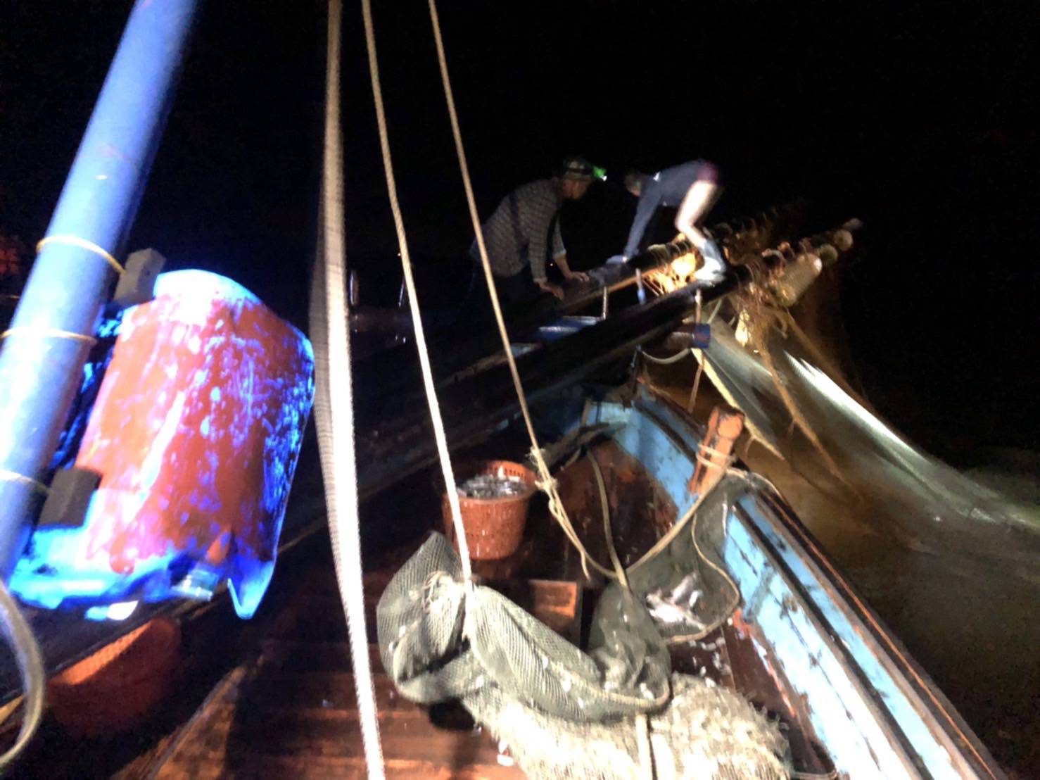 จับเรือประมงลักลอบทำอวนรุนในอ่าวบ้านดอน ส่งดำเนินคดี