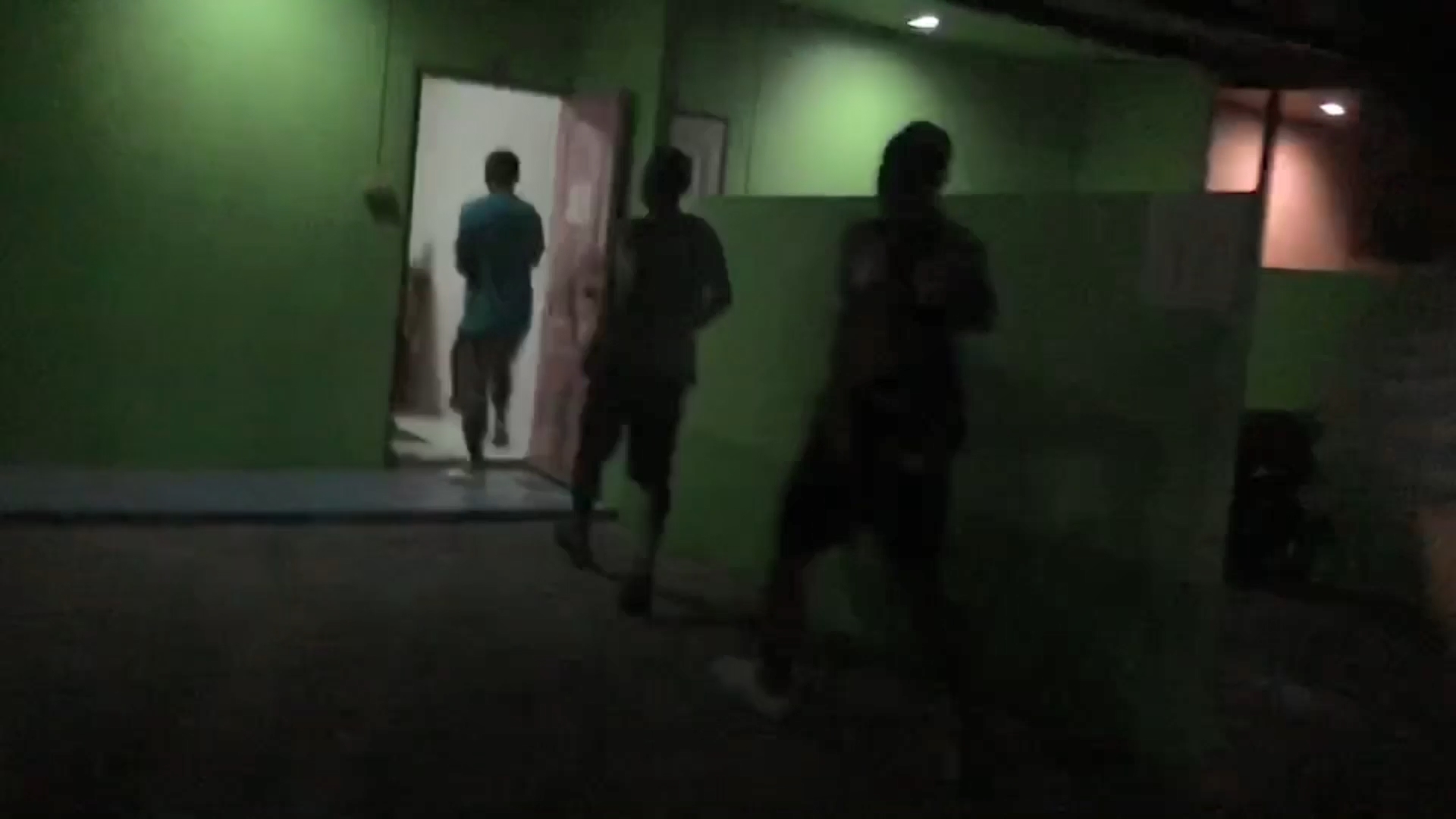 บุกจับโจรสองพี่น้องพุ่งทะลุกระจกหนีตำรวจเจ็บ1นาย