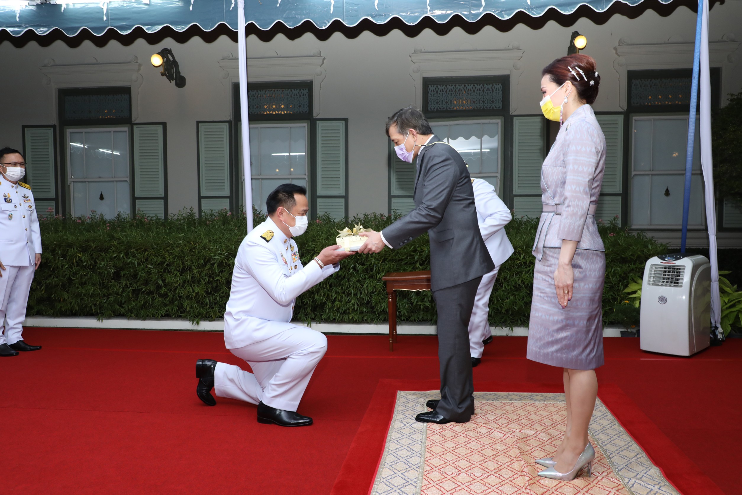 ในหลวง-พระราชินี พระราชทานรถเก็บตัวอย่างชีวนิรภัย พร้อมระบบสารสนเทศ เพิ่ม 16 คัน ให้สธ.ใช้รับมือโควิด-19