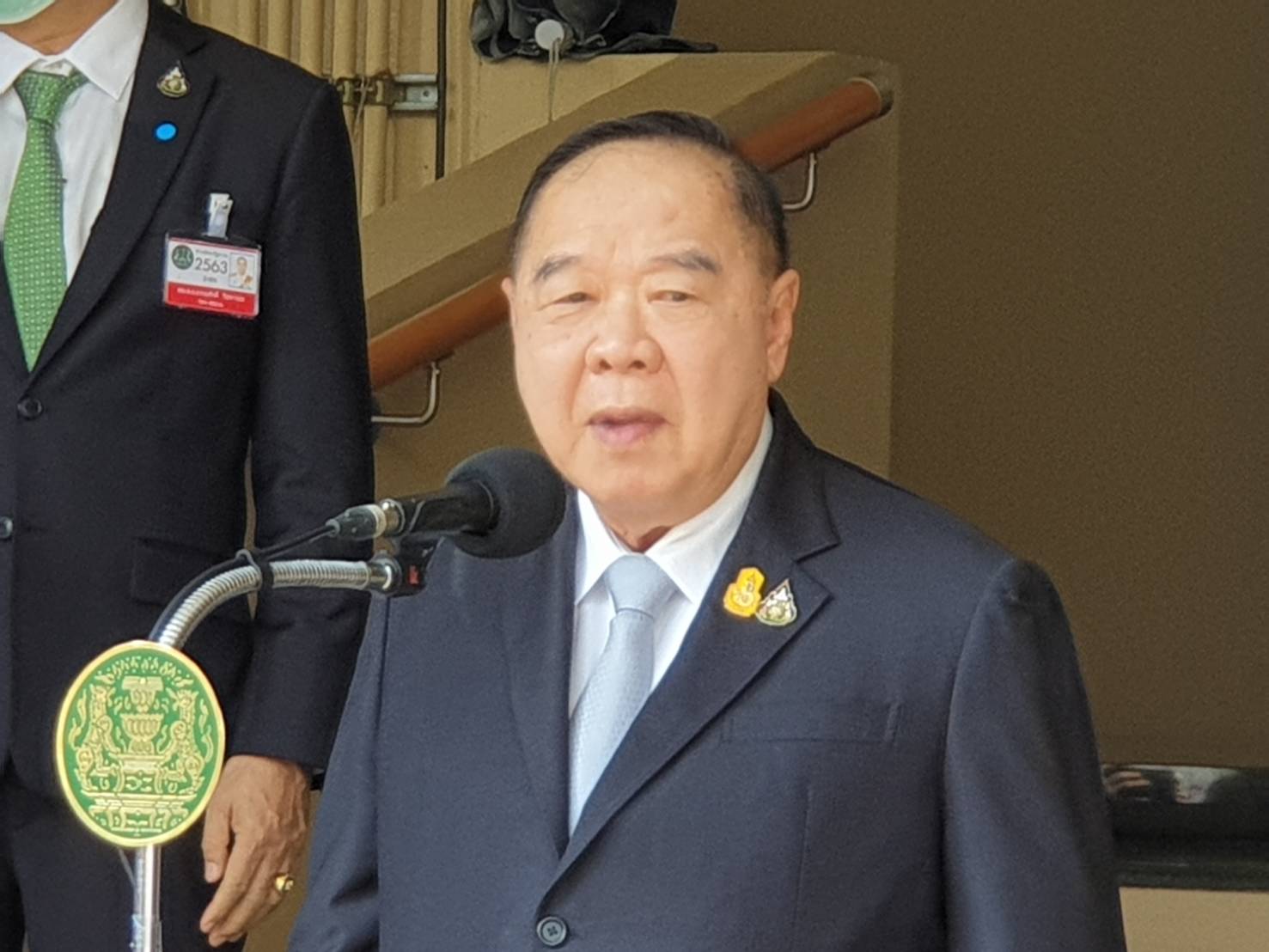 “บิ๊กป้อม” เผย สุขภาพดี-แข็งแรง ระบุ ไม่ได้ยินหักหัวคิว เงินเยียวยาประชาชน