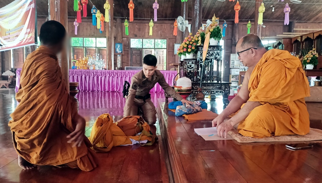 จับสึกมารศาสนา โบกเรี่ยไรเงินข้างทาง