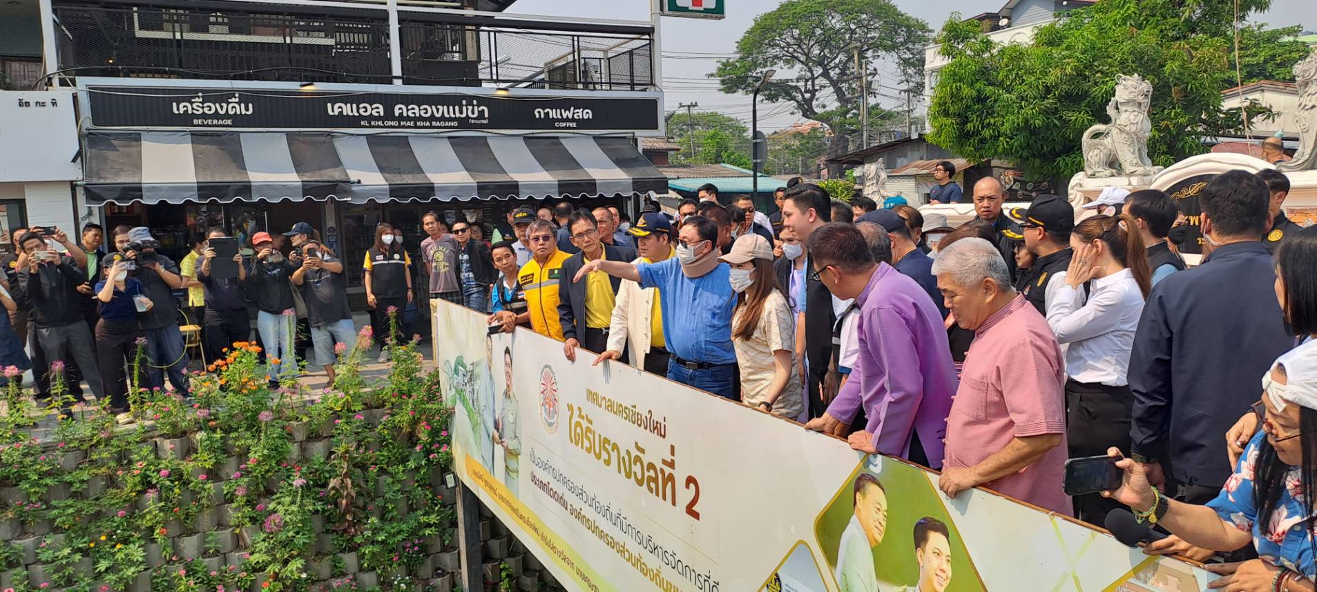 "ทักษิณ" แอ่วคลองแม่ข่า มวลชนเสื้อแดงต้อนรับ 