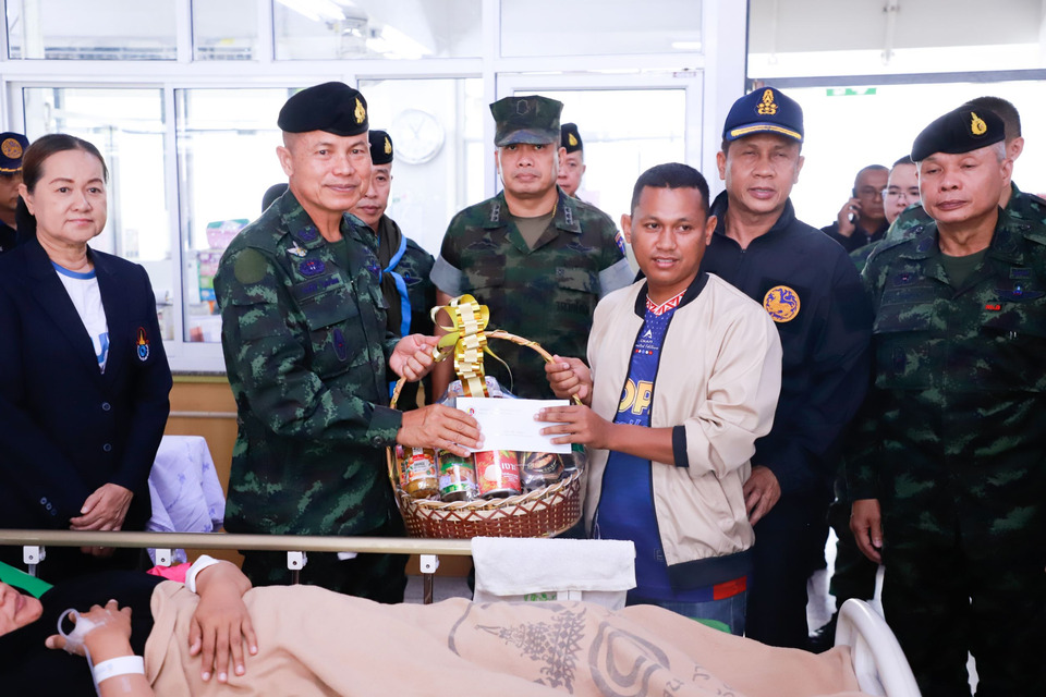 แม่ทัพภาค 4 เยี่ยมผู้บาดเจ็บเหตุความรุนแรงนราธิวาส! ลั่นไม่ทอดทิ้งประชาชน สั่งลุยล่าตัวผู้ก่อเหตุลงโทษ