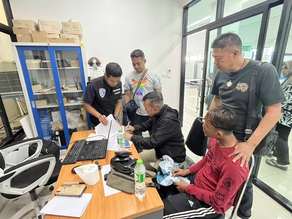ตม.สงขลา ผนึกกำลังไล่ล่าข้ามจังหวัด สกัดแก๊งต่างชาติทุบรถชาวบ้าน คาด่านปาดังเบซาร์ รวบ 2 ผู้ต้องหา