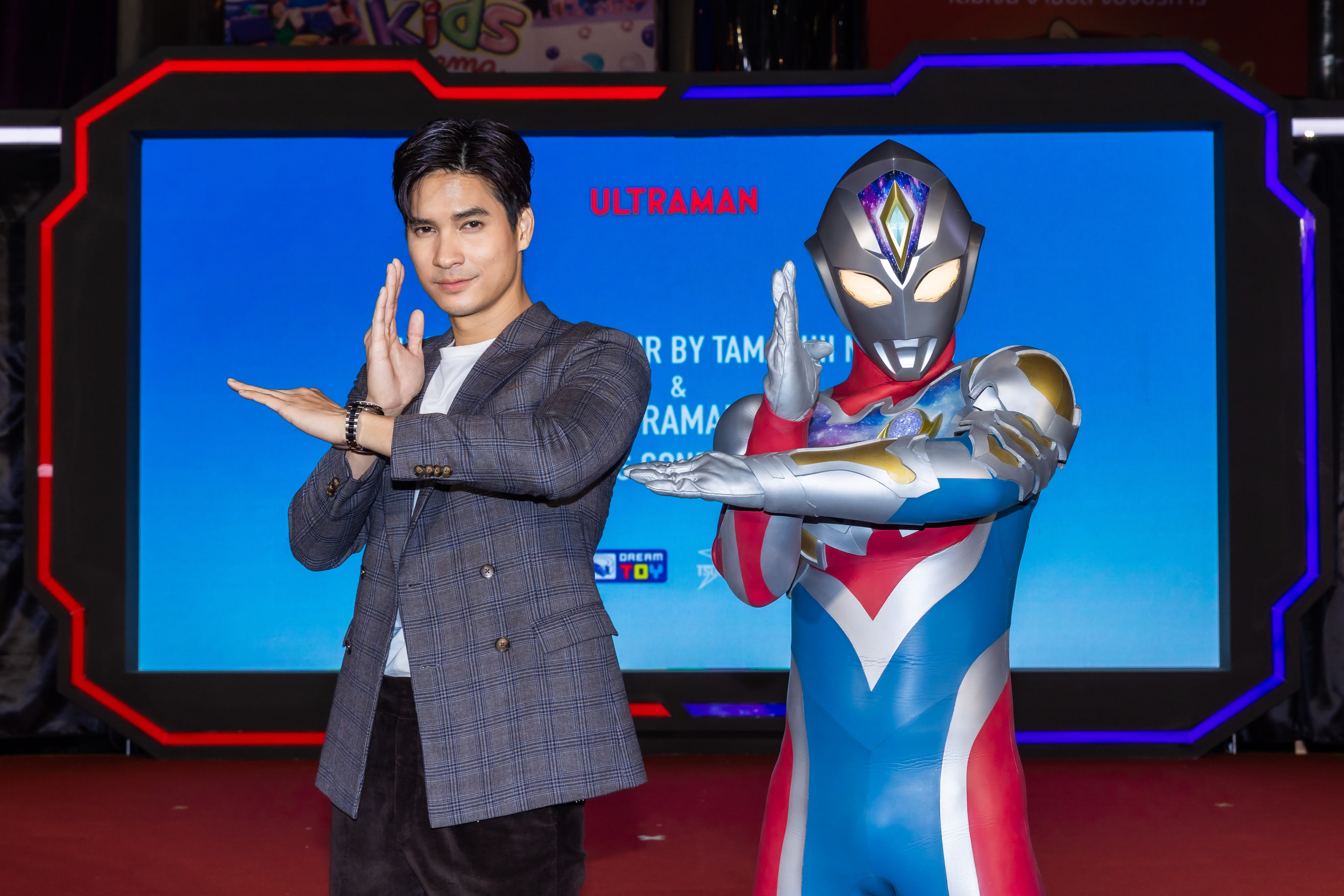 ฝันเป็นจริง  “ไมค์ ภัทรเดช” ปลื้มกระทบไหล่อุลตร้าแมน พร้อมเปิดนิทรรศการ ULTRA HEROES TOUR ประเทศไทย