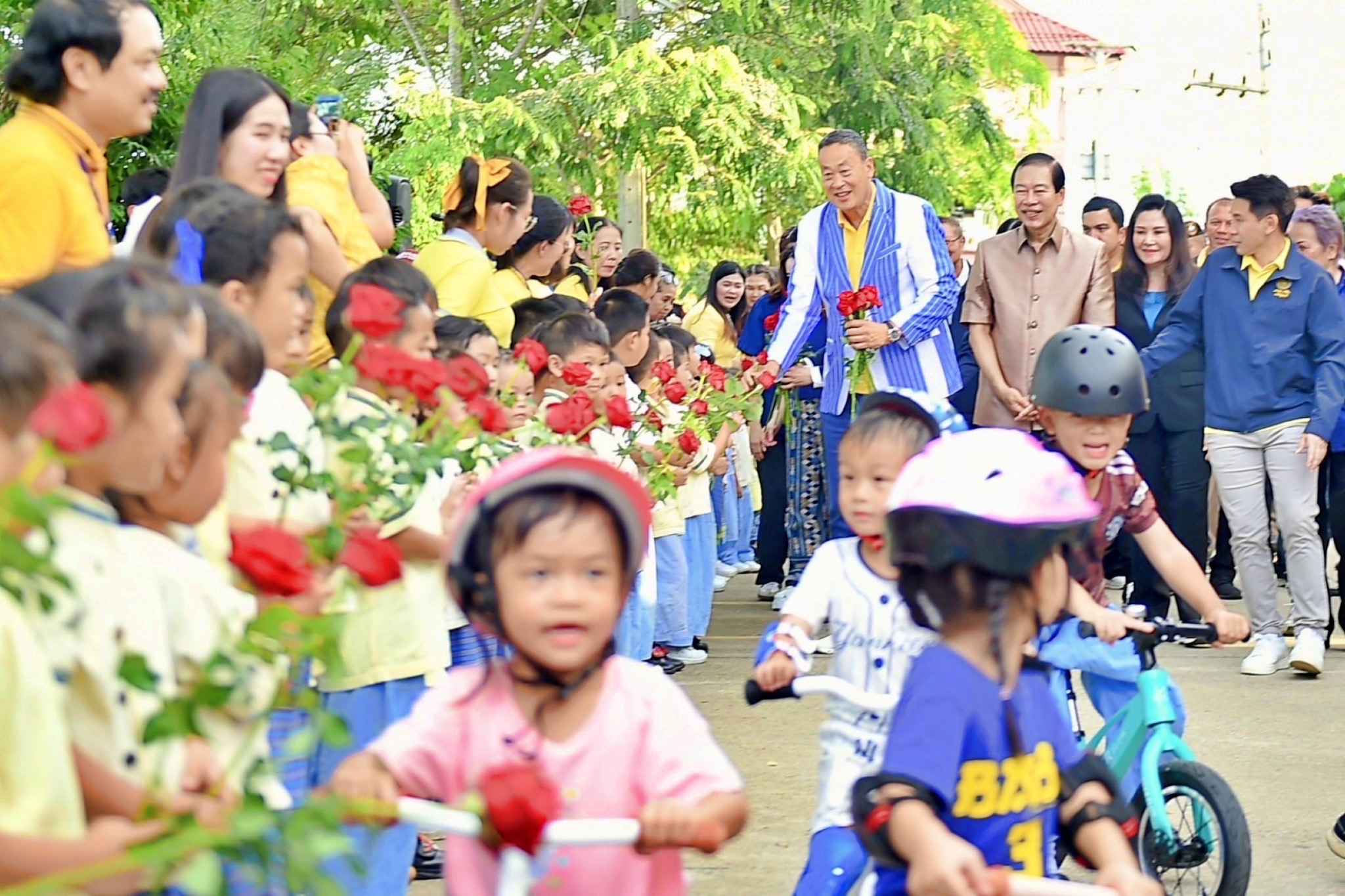 “เศรษฐา” เยี่ยมชมให้กำลังใจนักกีฬาโรงเรียนสังกัดเทศบาลนครเชียงราย นักเรียนดีใจได้ใกล้ชิด นายกฯ