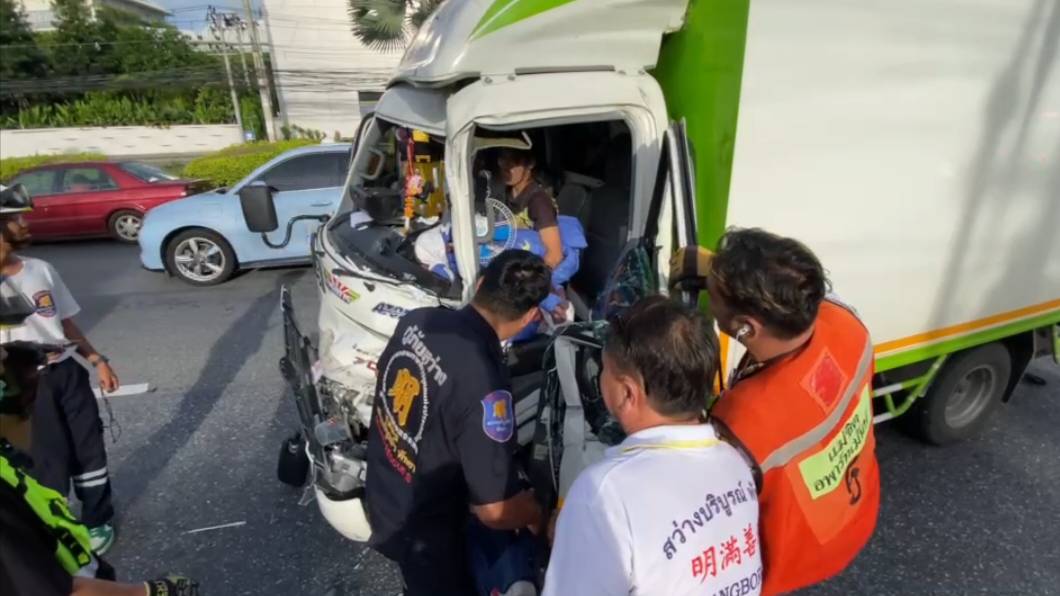 รถหกล้อเสยท้าย 10 ล้อบรรทุกนมโรงเรียนมีคนเจ็บติดภายในก่อนถึงแยกเขาตาโลขาเข้าสัตหีบ